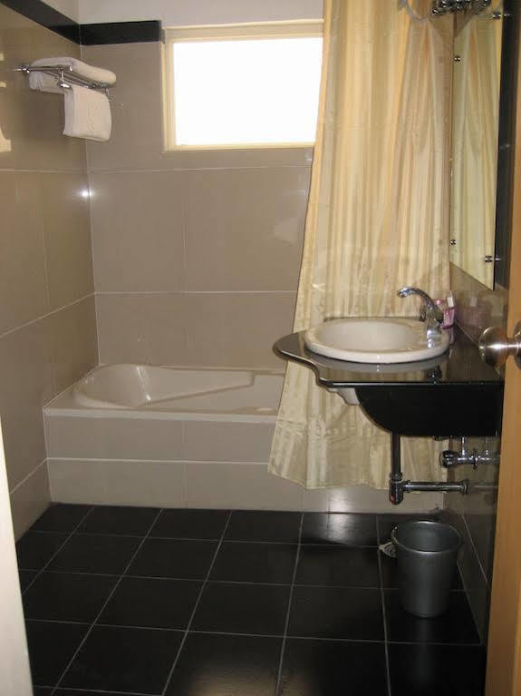 Hotel Raj Comforts -Golf View Bangalore Luaran gambar