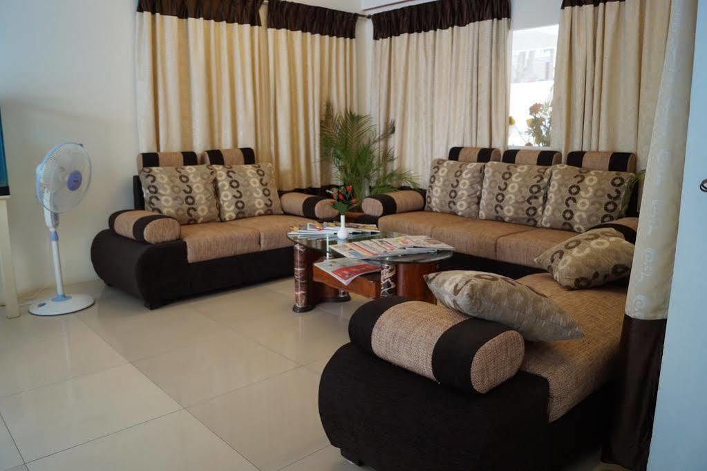 Hotel Raj Comforts -Golf View Bangalore Luaran gambar